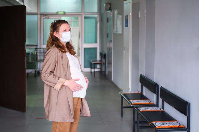 Polskie porodówki w trakcie pandemii - dokarmianie noworodków i więcej cesarek