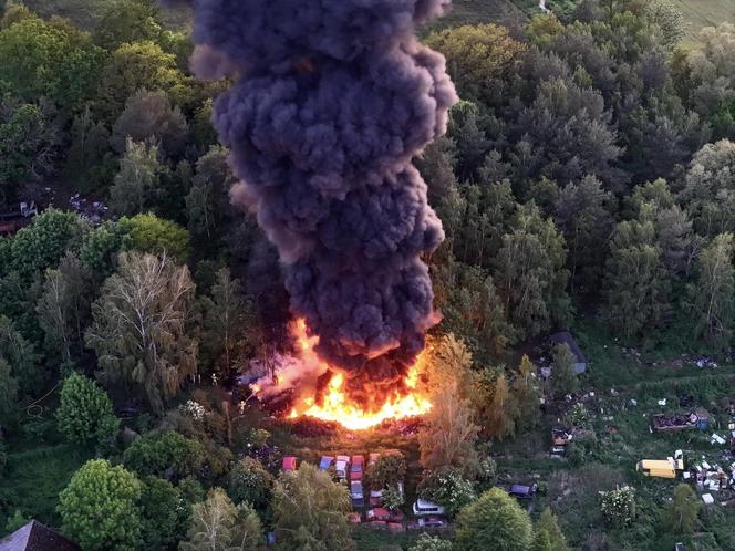 Kłęby czarnego dymu nad okolicą