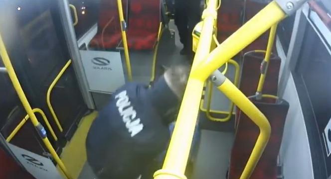 Dramatyczna akcja policji, w autobusie reanimowali mężczyznę