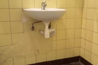 Dzieci z SP 33 w Olsztynie nie mają gdzie ćwiczyć? Rodzice założyli zbiórkę na remont sali gimnastycznej [ZDJĘCIA]