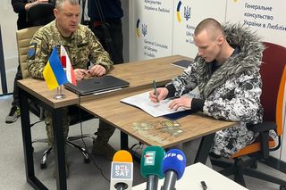 Pierwsi ochotnicy wstąpili do Legionu Ukraińskiego. Za kilka miesięcy mają trafić na front, ale najpierw będą się szkolić na poligonie pod Lublinem
