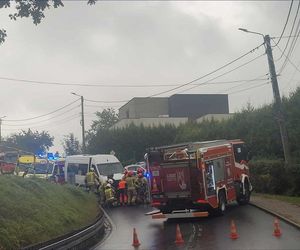 Poważny wypadek w Łaziskach Górnych. Osobówka zderzyła się z busem. Lądował LPR