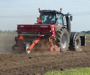 Rolnik zginął pod kołami ciągnika! Chwilę wcześniej sam go prowadził