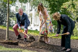  Melania Trump sadzi drzewo w 12 cm szpilkach i koszmarnie drogiej spódnicy [ZDJĘCIA]