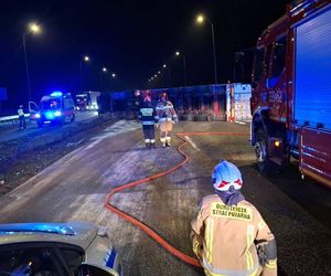 Ciężarówka przewrócił się na A1 w Nowym Dworze. Kierowca ranny, droga zablokowana!