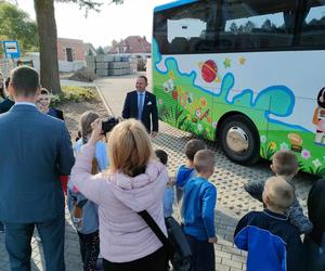 Dzieciaki ze Szkoły Podstawowej w Konarzycach mają nowy kolorowy autobus szkolny. ZDJĘCIA