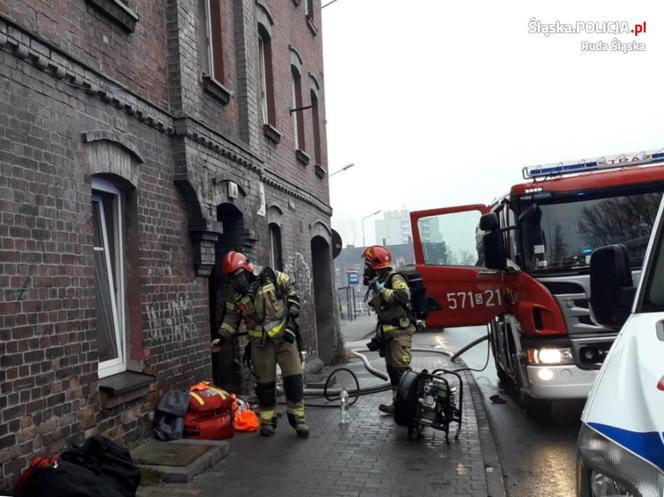 Potężny pożar w Rudzie Śląskiej. Policjanci wytargali z płomieni starszego mężczyznę!