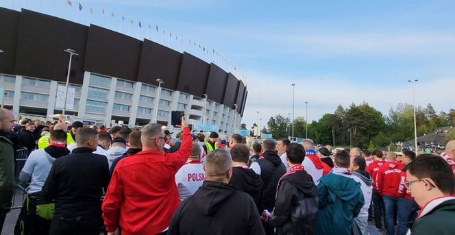 Kibice skandują "Lewandowski" pod stadionem w Helsinkach