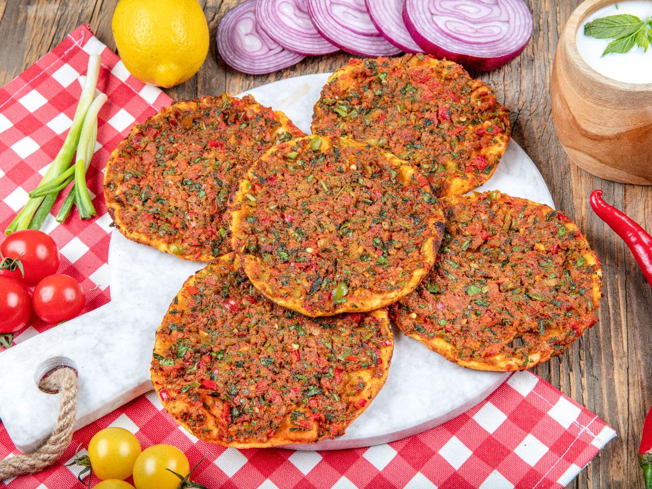 Cieniutka turecka pizza Lahmacun  - cudownie pyszna i niedroga!