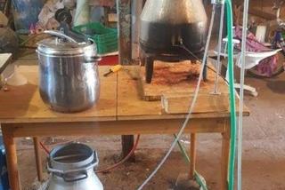 Nielegalna produkcja alkoholu na terenie powiatu braniewskiego. Mężczyzna przyłapany na gorącym uczynku!