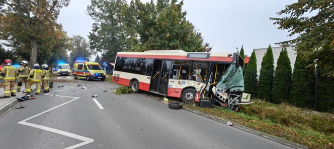 Zderzenie autobusu miejskiego z osobówką w Wilkowicach koło Leszna