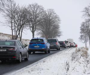 Święta pod Tatrami. Korki na zakopiance, trzeci stopień zagrożenia lawinowego, wcześniejsza rezerwacja parkingów