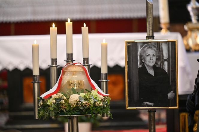 Pożegnali wielką damę polskiej kultury. Kidawa-Błońska przesłała piękny wieniec