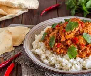 Kurczak z warzywami i kurkumą: przepis na aromatyczny obiad + WIDEO