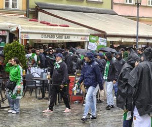 Gorąco przed finałem Ligii Konferencji we Wrocławiu. Tysiące kibiców na Rynku 
