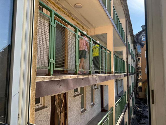 Tak wygląda w środku spalony blok w Ząbkach. Policja pokazała wszystko