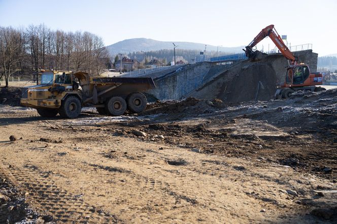 Zaczęły się prace nad odbudową tamy w Stroniu Śląskim. Grodza ma ochronić przed zalaniem mieszkańców