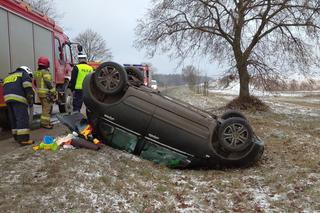 Trudne warunki na drogach! Na krajowej 65 dachowało auto [ZDJĘCIA]