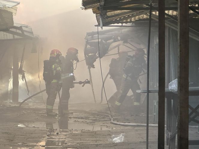 Pożar bazaru Różyckiego. Kłęby dymu nad historycznym targowiskiem