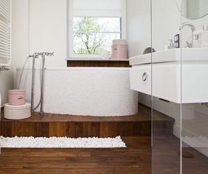 Wnętrza z podestem i podłogą na różnych poziomach