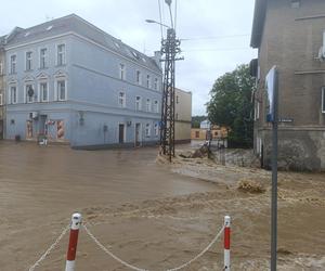 Zagrożenie powodziowe. Głuchołazy. Woda przelała się przez wały. Zalewa miasto