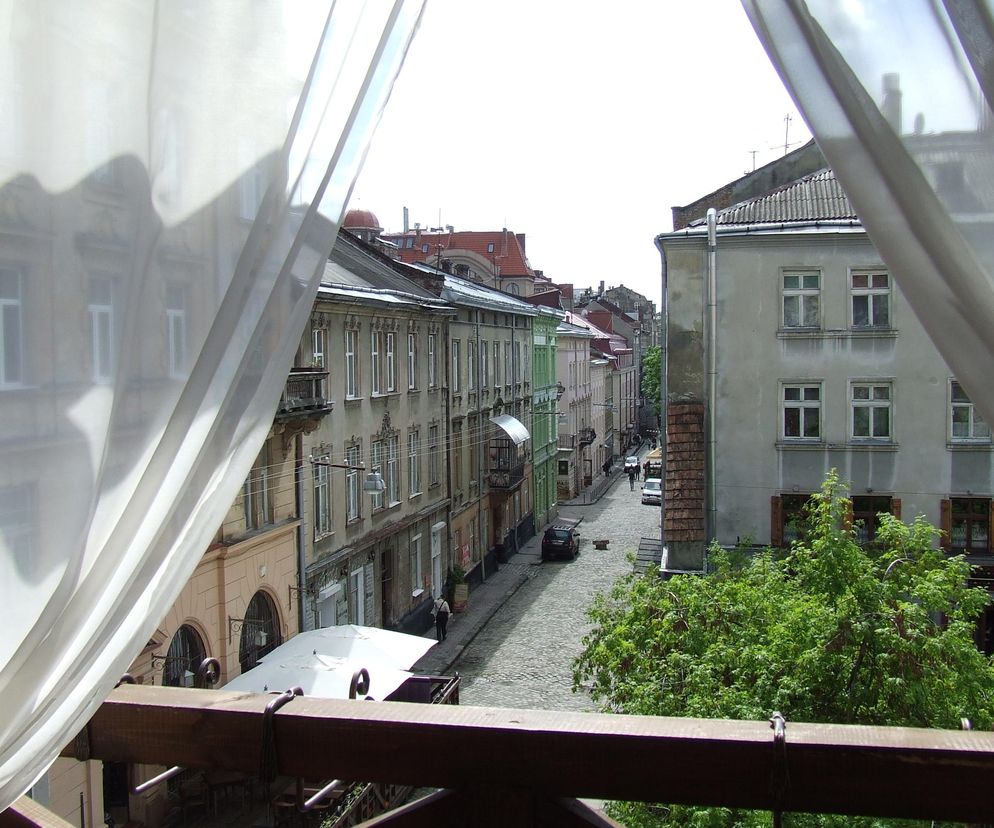 Eleganckie zasłony na balkon w bloku. Inspiracje
