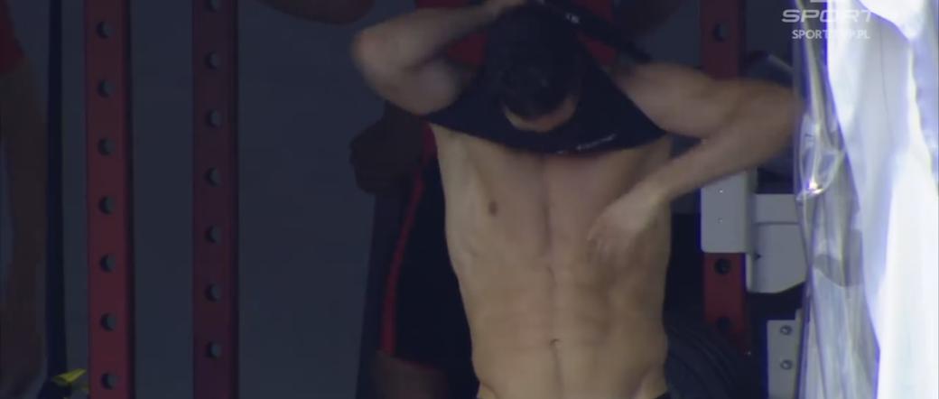 Robert Lewandowski pręży muskuły