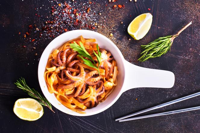 Makaron z ośmiorniczkami baby, sosem pomidorowym i serem feta