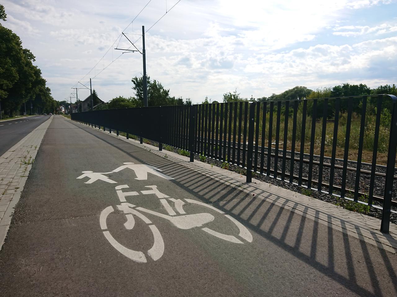 Gorzów: Są barierki, których miało nie być. Cykliści na Kostrzyńskiej bardziej bezpieczni [WIDEO]