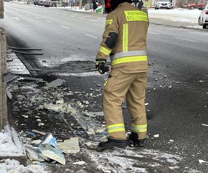 Totalna demolka na Targowej. Wpakował się pod niski wiadukt, ze skrzyni zostały strzępy