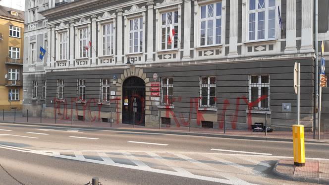 „Politycy to kur**”. Budynek urzędu miasta w Tarnowie oszpecony!
