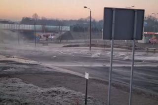 Gejzer wody zalał ulice. W Piekarach Śląskich tworzą się gigantyczne korki