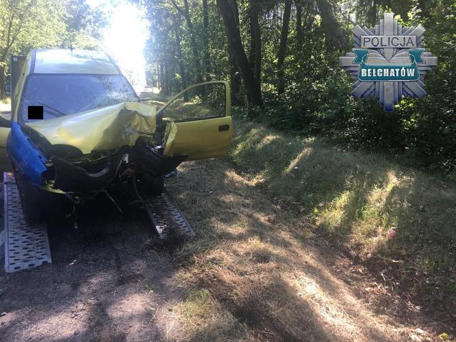 Bez prawa jazdy i na podwójnym gazie wjechał w drzewo. Wszystko na oczach policjanta [FOTO]
