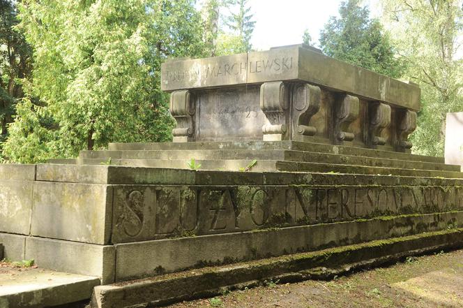 CHCĄ WYKOPAĆ ICH Z POWĄZEK.