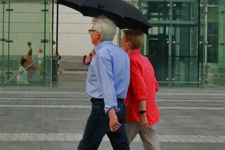 Tak mieszkańcy Wrocławia ochładzają się przy fosie miejskiej. Zobacz, jak wrocławianie spędzają letnie wieczory [ZDJĘCIA]