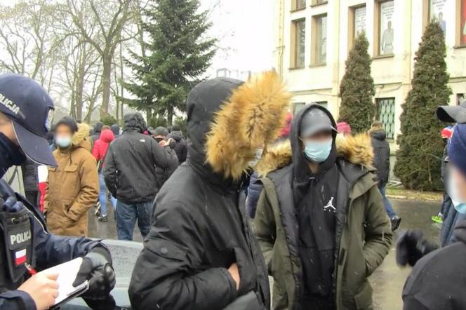 Kibice Białej Gwiazdy zgromadzili się pod stadionem w niedzielę. Policja podsumowała działania