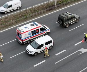 Potężna kraksa na S2. Ranne dwie osoby, w tym żołnierz