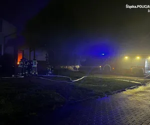 Policjanci z Żor ocalili życie dwóch osób. Utknęli w płonącym budynku