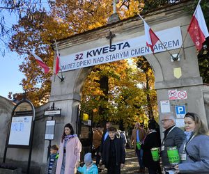 Słoneczna pogoda sprzyjała. 32. Kwesta Na Odnowę Zabytków Starego Cmentarza w Tarnowie