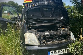 Wjechał w drzewo, bo chciał uniknąć zderzenia z samochodem. Przerażający wypadek pod Przysuchą