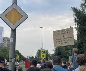 Protest mieszkańców przeciwko wycince drzew pod budowę linii tramwajowej do Mistrzejowic.