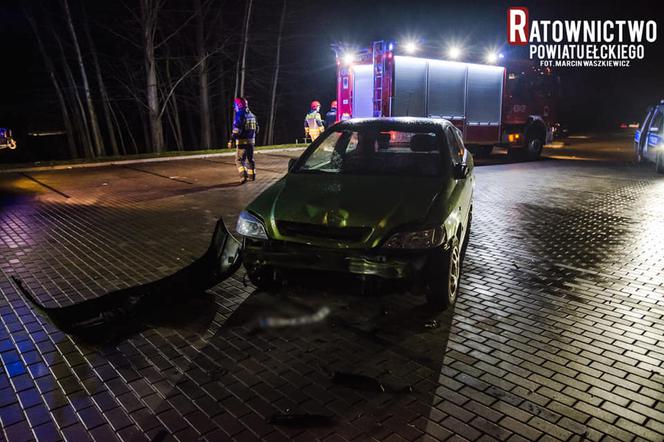 Wypadek w miejscowości Szeligi: Pijany nastolatek uderzył w drzewo na parkingu przy plaży