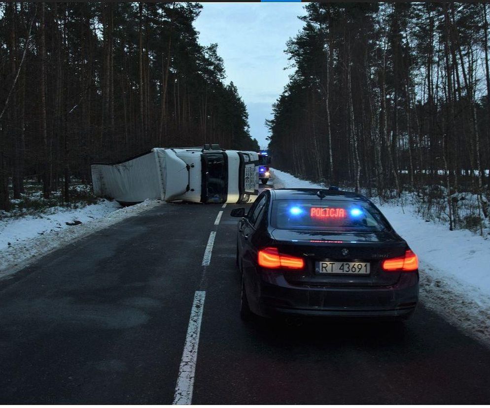 Pijany kierowca tira zablokował drogę na 8 godzin. Myślał, że jest trzeźwy