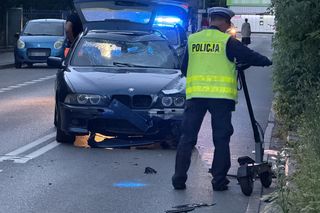 Pruszków. Przed szpitalem wpadł hulajnogą pod BMW. 21-latek w stanie krytycznym