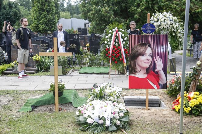 Fani i artyści żegnają Joannę Kołaczkowską. Pogrzeb artystki na Powązkach [ZDJĘCIA]