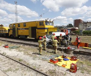 Kontrolowane zderzenie pociągu z osobówką