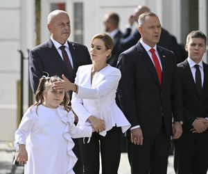 Sceny poruszające serca! Mała Kasia Nawrocka czekała na rodziców przed Pałacem [ZDJĘCIA]