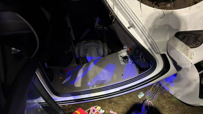 Straszliwe dachowanie na DK 10! W środku pojazdu były dzieci