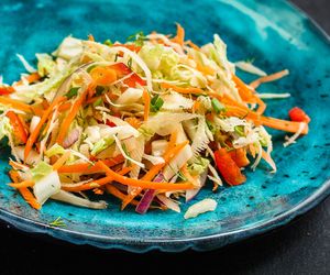 Kapusta pekińska na ostro. Pikantna surówka, która pasuje do każdego dania