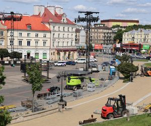 Przed sobotnim koncertem trwa budowa sceny na pl. Zamkowym w Lublinie